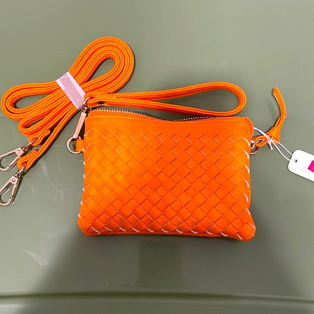 Wristlet purse, includes a strap to make it a side bag also, has many pockets